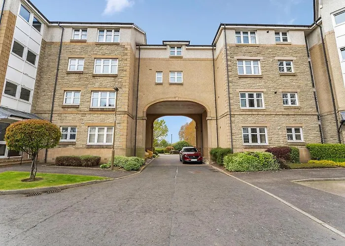 Modern 1Br Flat - Free Parking + Lift