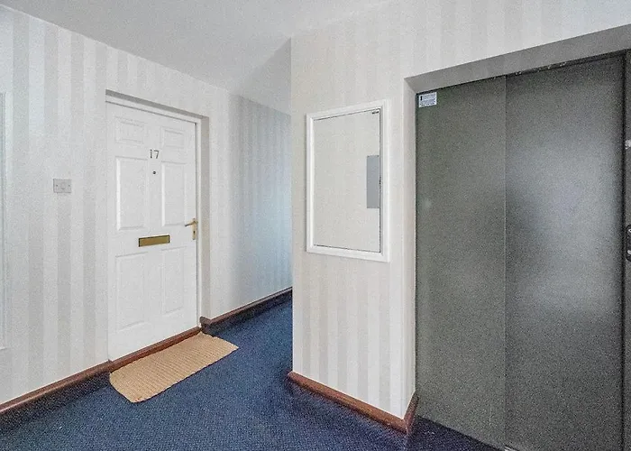 Modern 1Br Flat - Free Parking + Lift